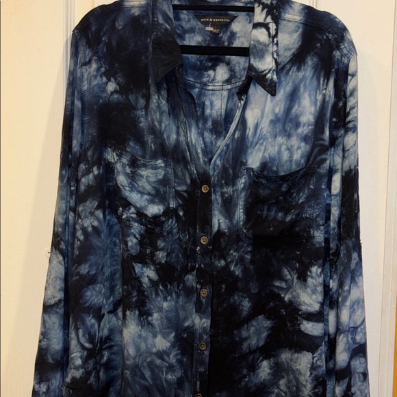 Rock & Republic Tops - ROCK & REPUBLIC DARK BLUE TYEDYE BUTTON DOWN SHIRT SIZE LARGE PTP 21”
L/S